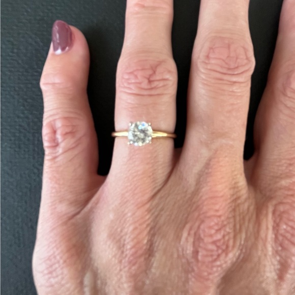 .9 carat solitaire diamond. Set in platinum with a 14k yellow gold band. - Picture 2 of 9